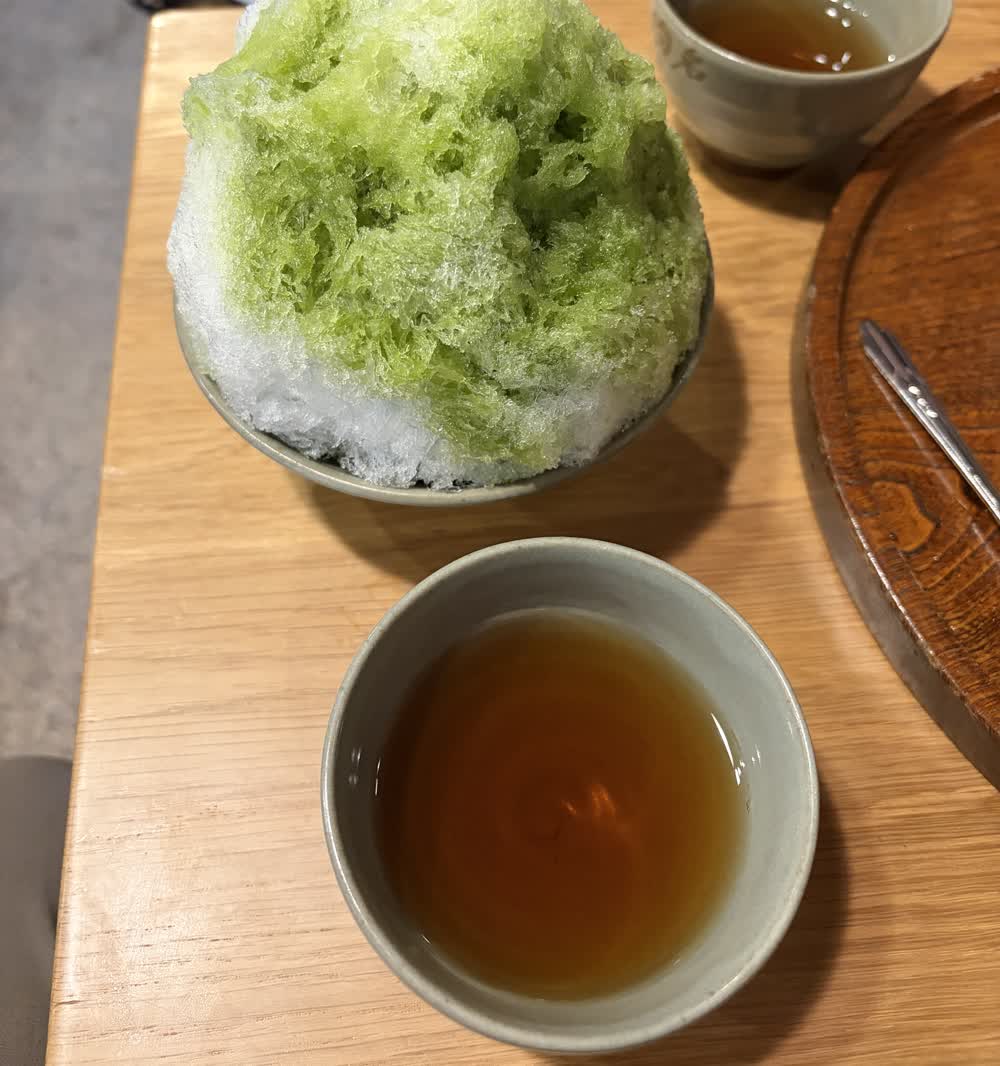 赤福本店の赤福氷とほうじ茶