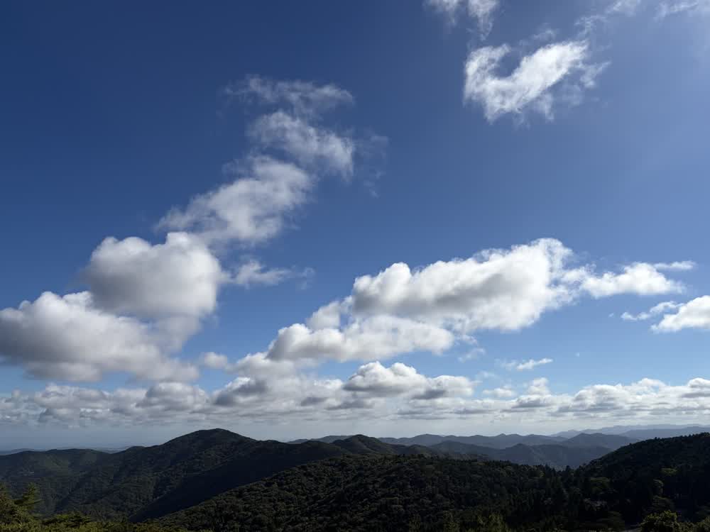 朝熊山から見た青空と山並み