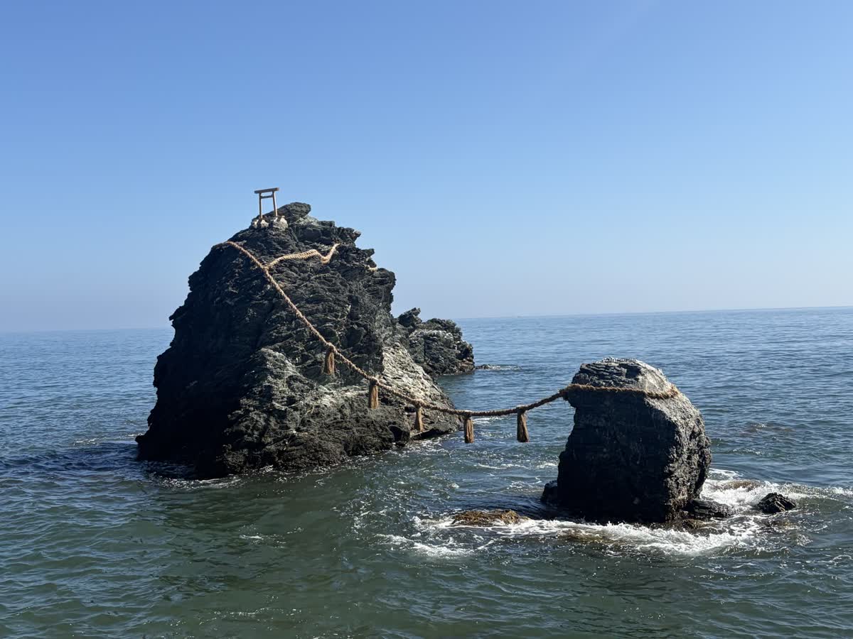 注連縄で結ばれた二見浦の夫婦岩