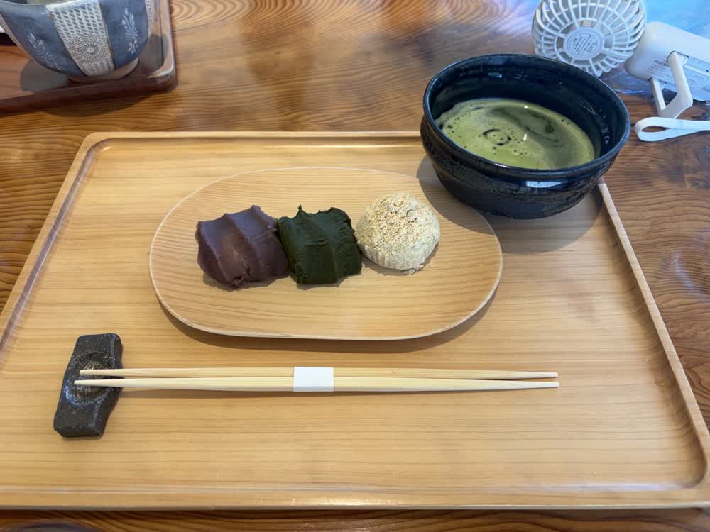 元祖お福餅の赤・抹茶・きな粉の3点セットと抹茶