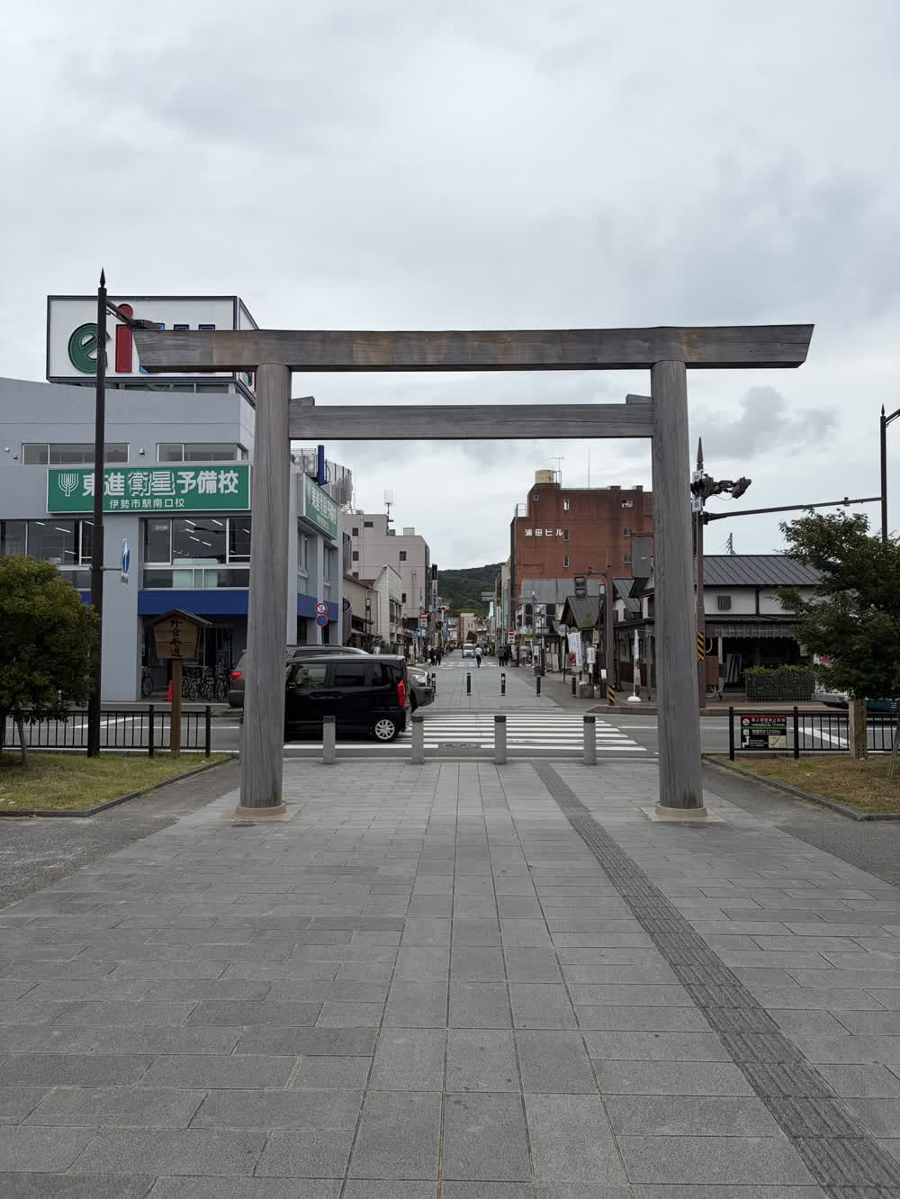 伊勢市駅前に立つ外宮参道の鳥居