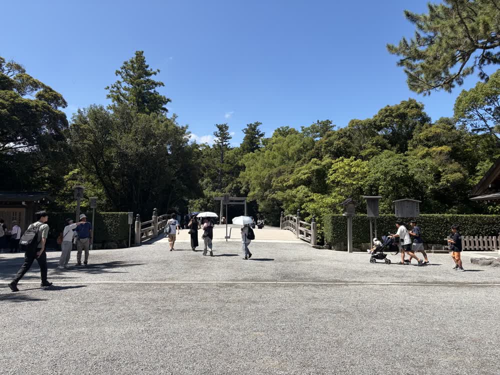 伊勢の神宮 外宮の参道と火除橋へ続く道