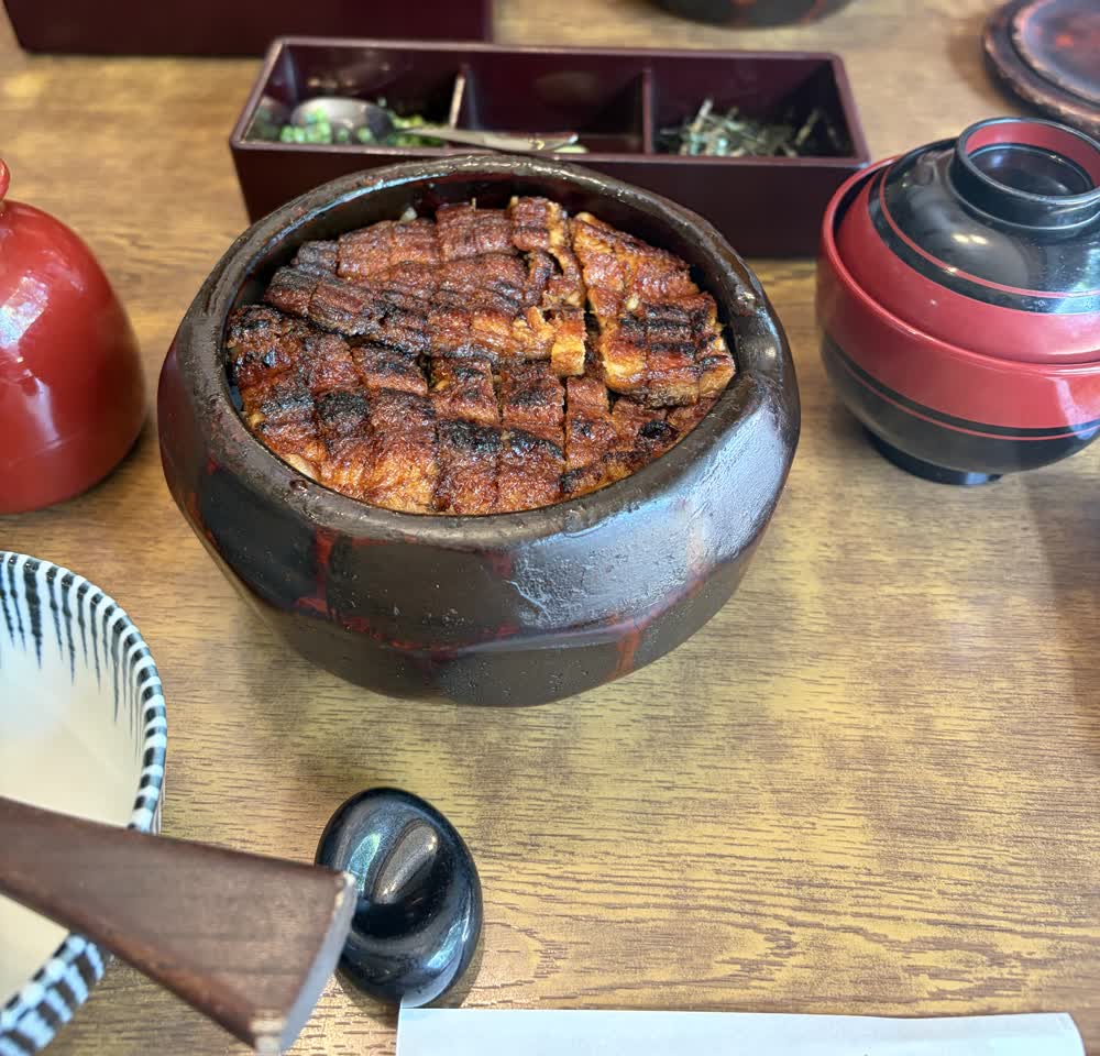 あつた蓬莱軒のひつまぶし。おひつに入った蒸し焼きのうなぎ