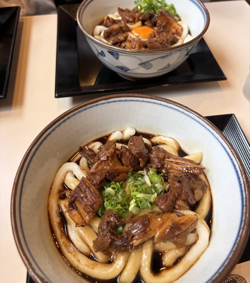 山口屋の伊勢うどん。太い麺に濃いたれがからんでいる