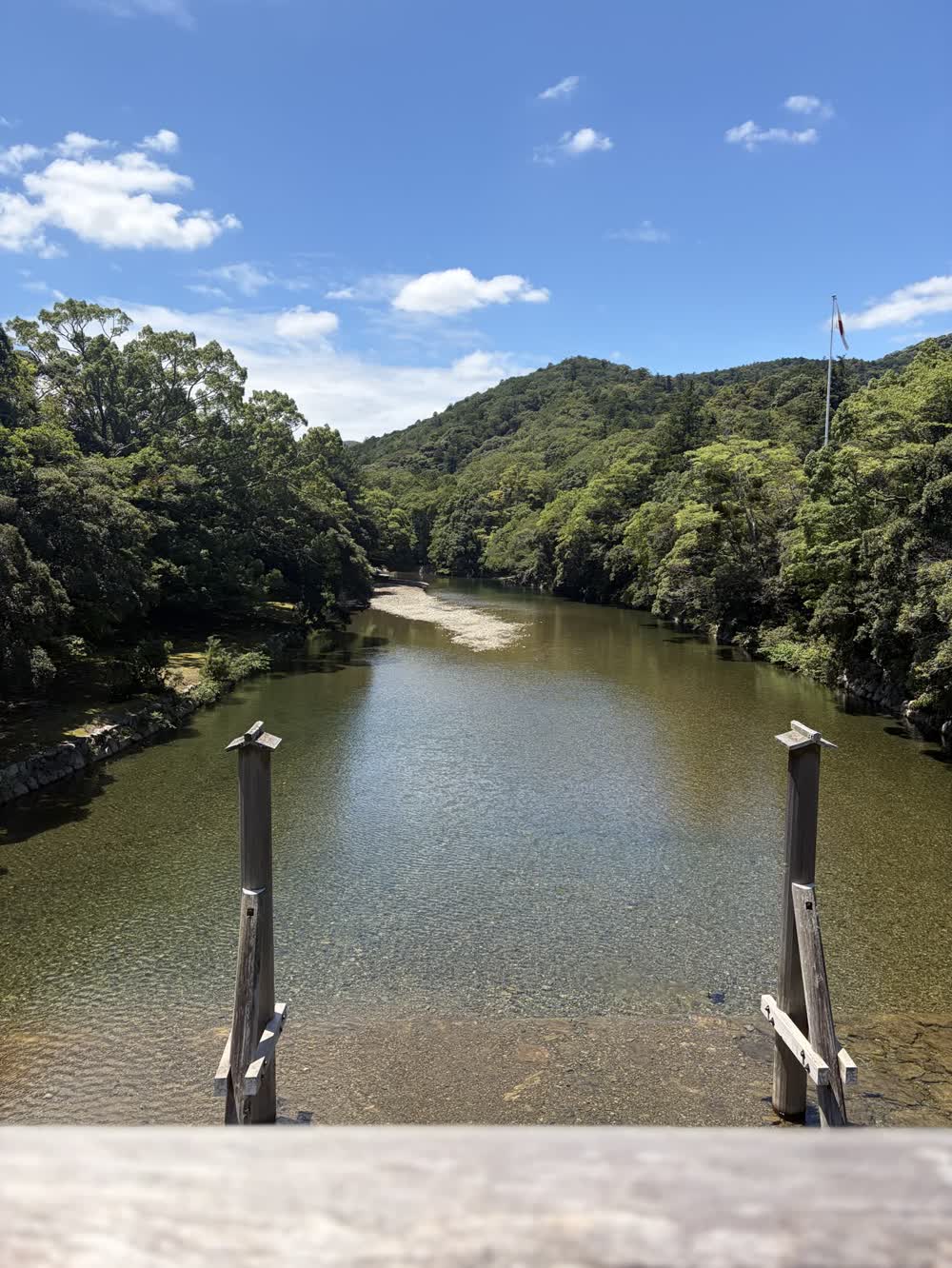 宇治橋から見た五十鈴川の清流