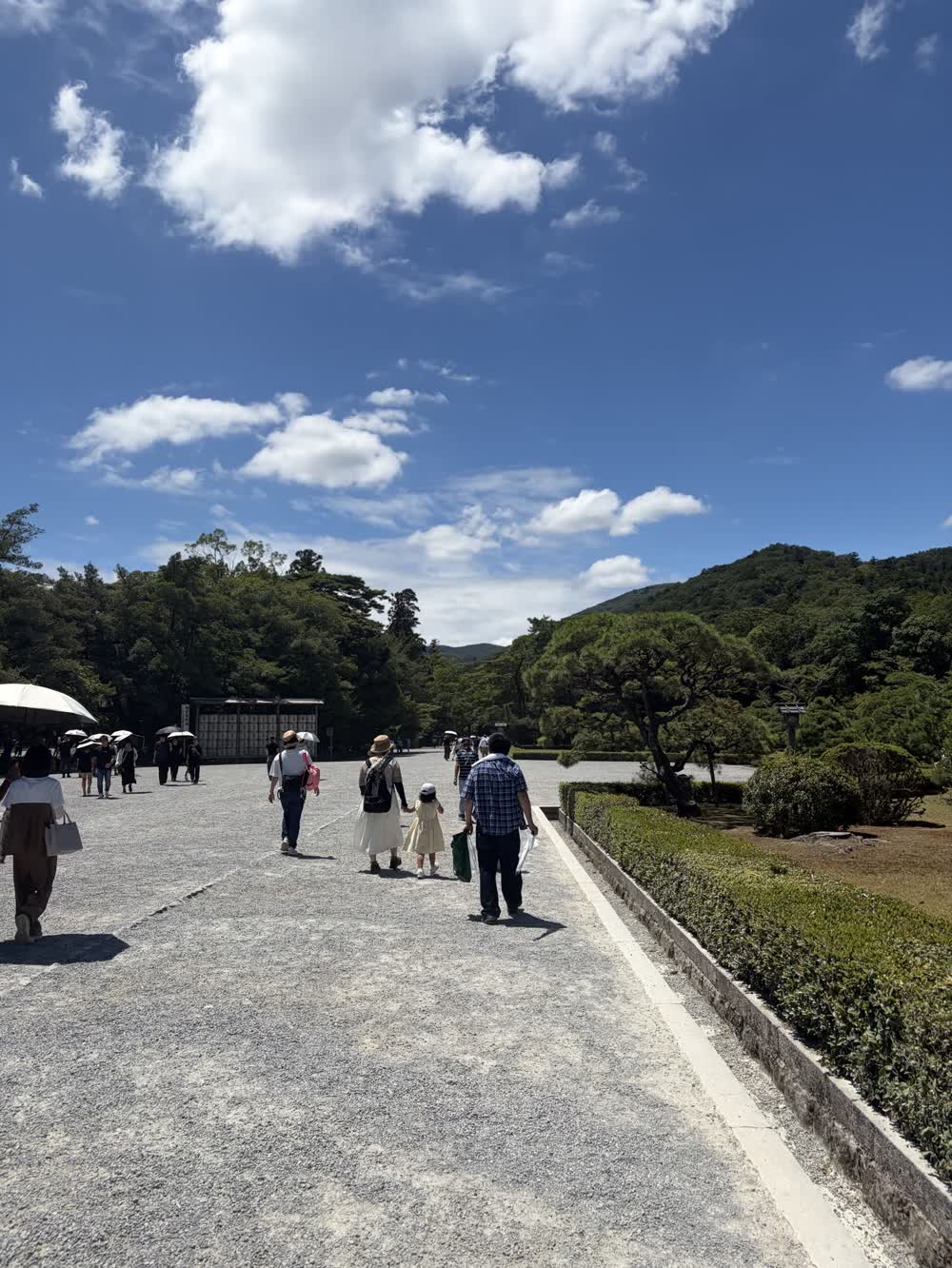 内宮の広く見通しのよい玉砂利の参道