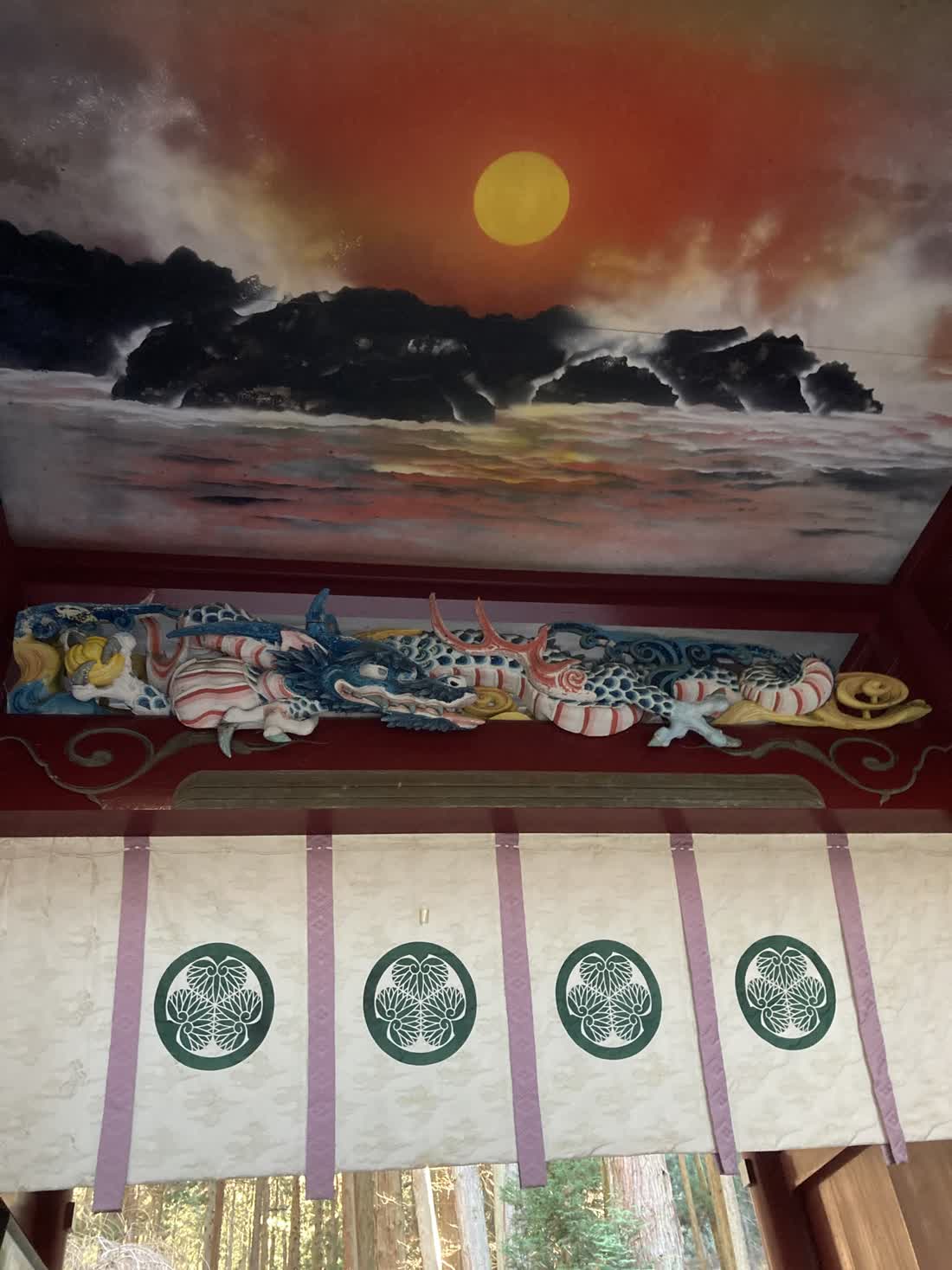 御岩神社の拝殿に描かれた日の出の天井絵