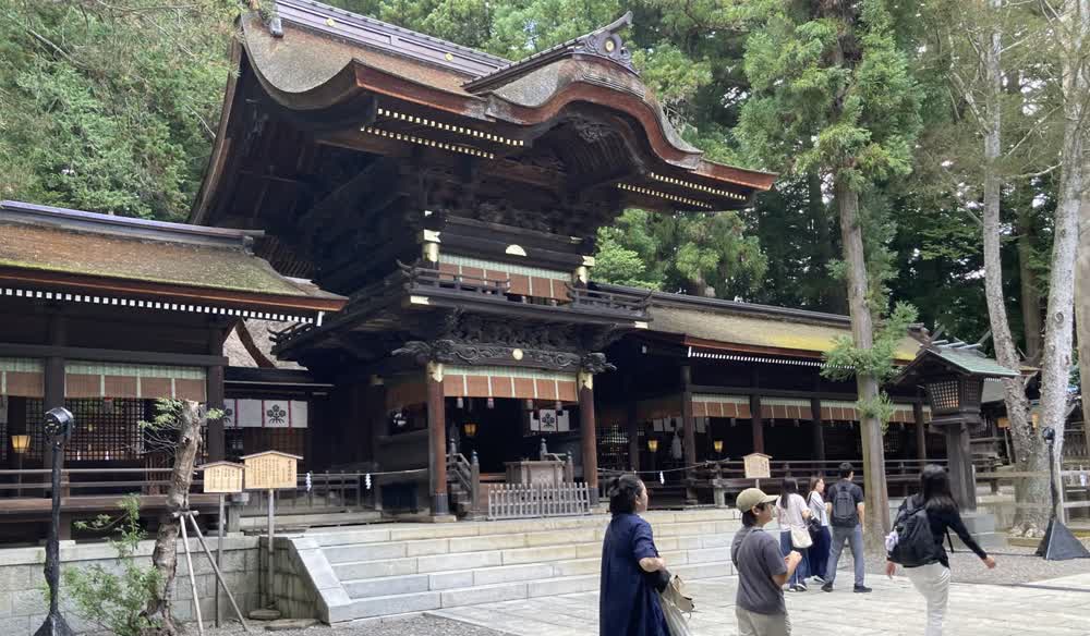 下社秋宮の神楽殿と大注連縄