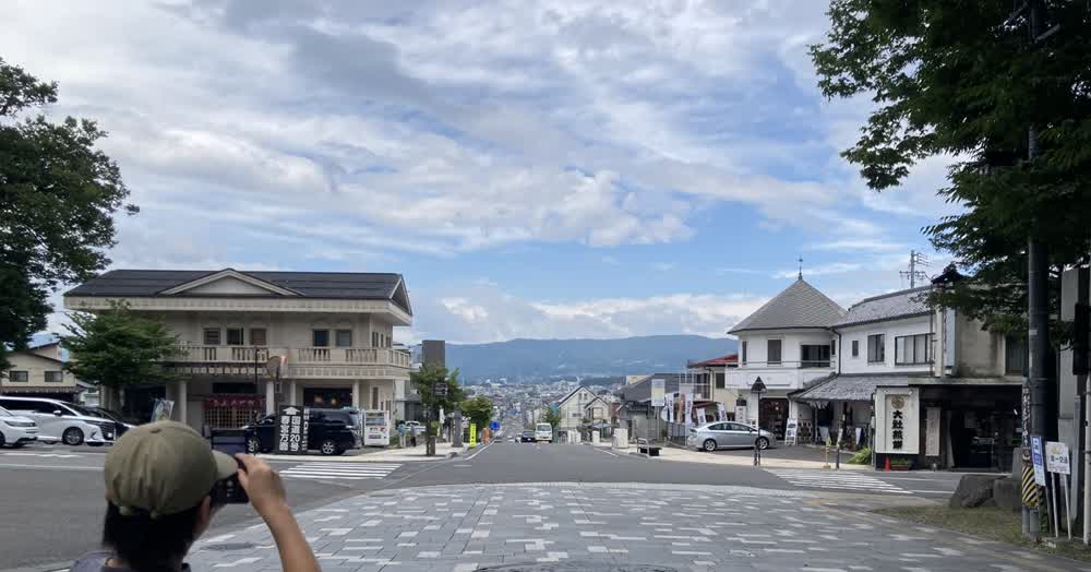 下社秋宮から振り返って見た参道と空
