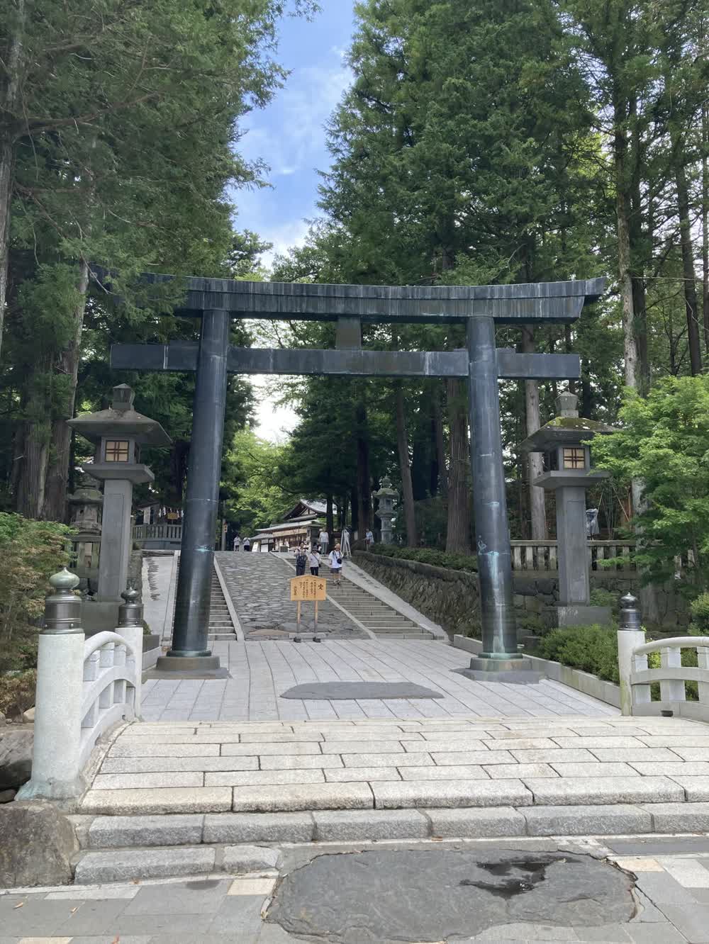 諏訪大社下社秋宮の鳥居と参道