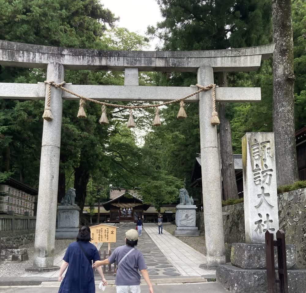 諏訪大社下社春宮の鳥居と社号標