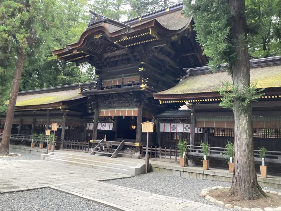 下社春宮の神楽殿と大注連縄