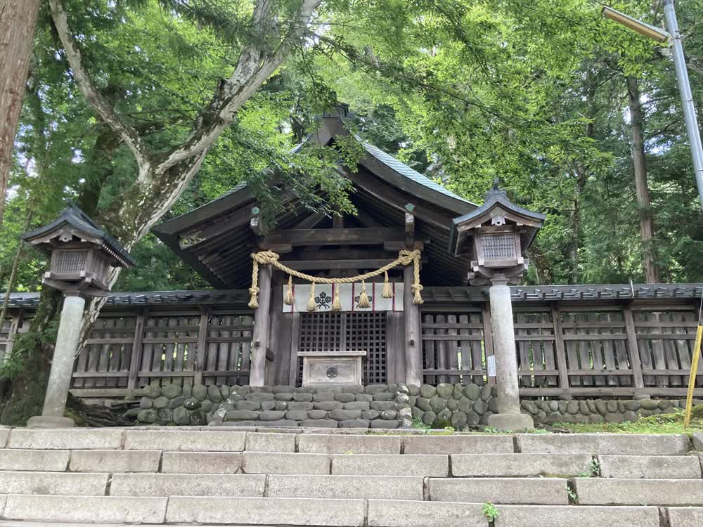 諏訪大社で唯一本殿を持つ上社前宮の社殿