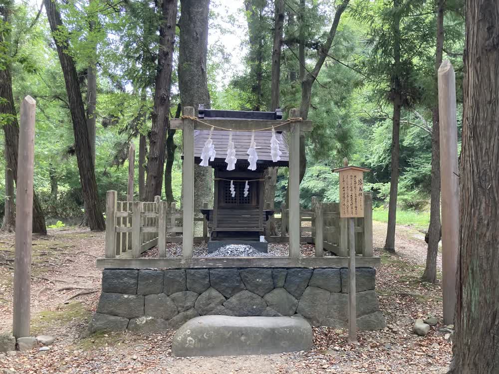 砥川の中州に立つ浮島社と御柱