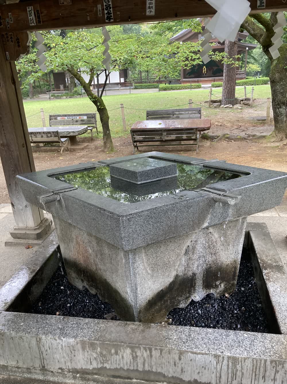 武田菱をかたどったひし形の手水鉢
