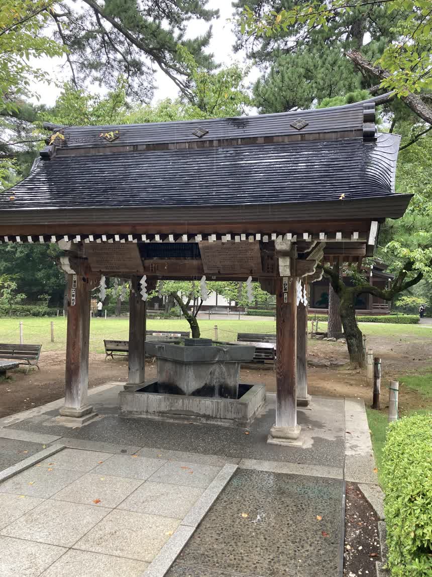 屋根に武田菱の紋が並ぶ武田神社の手水舎